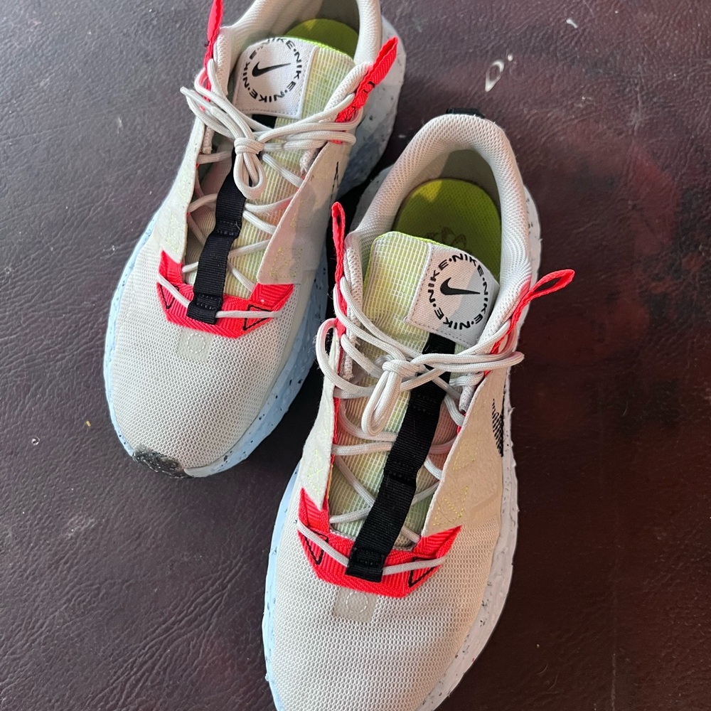 Nike Sneakers in Cream and Neon Accents - Picture 2 of 8